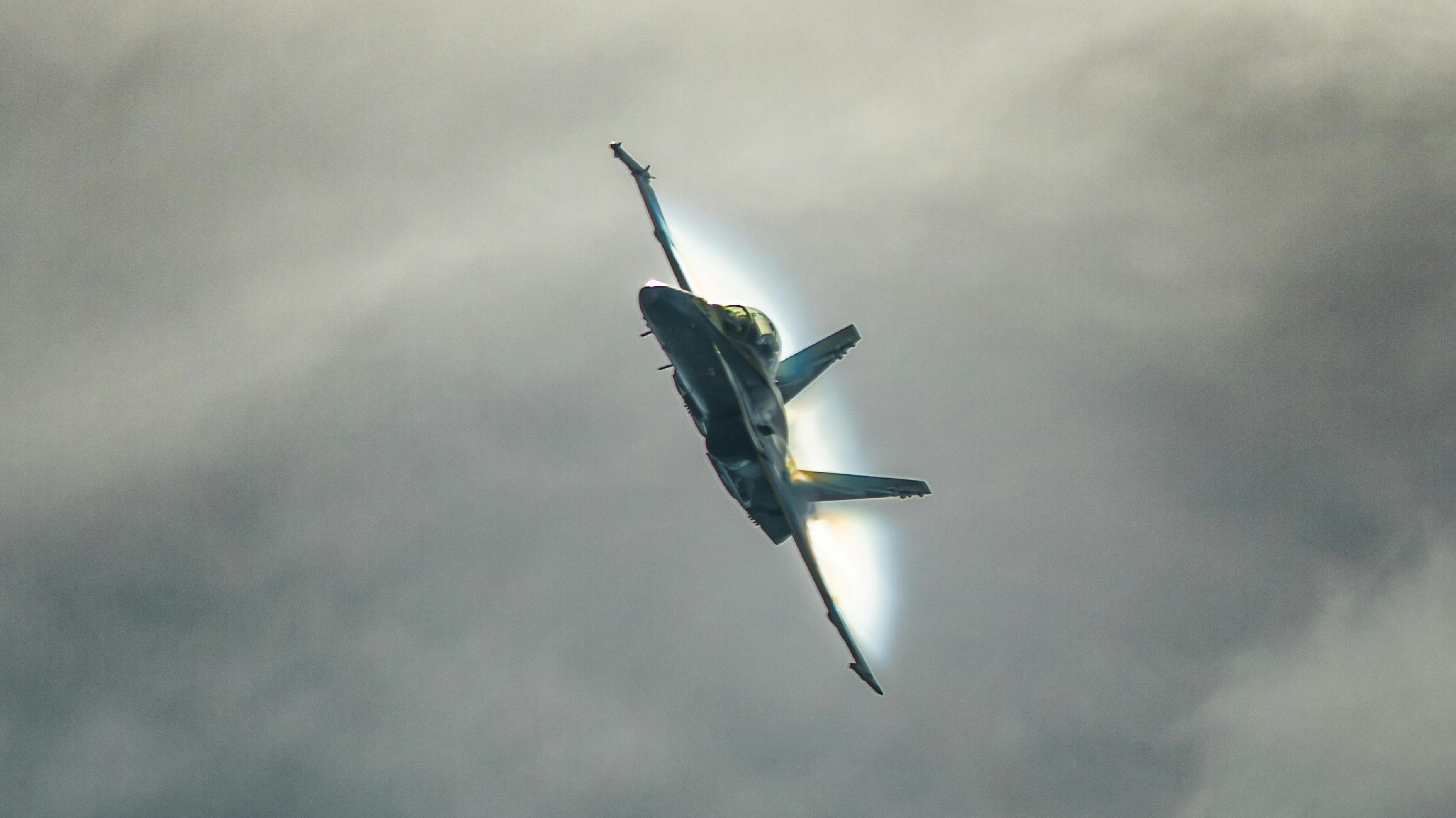 US Fighter Jet Downed Over Iran: Tensions Escalate