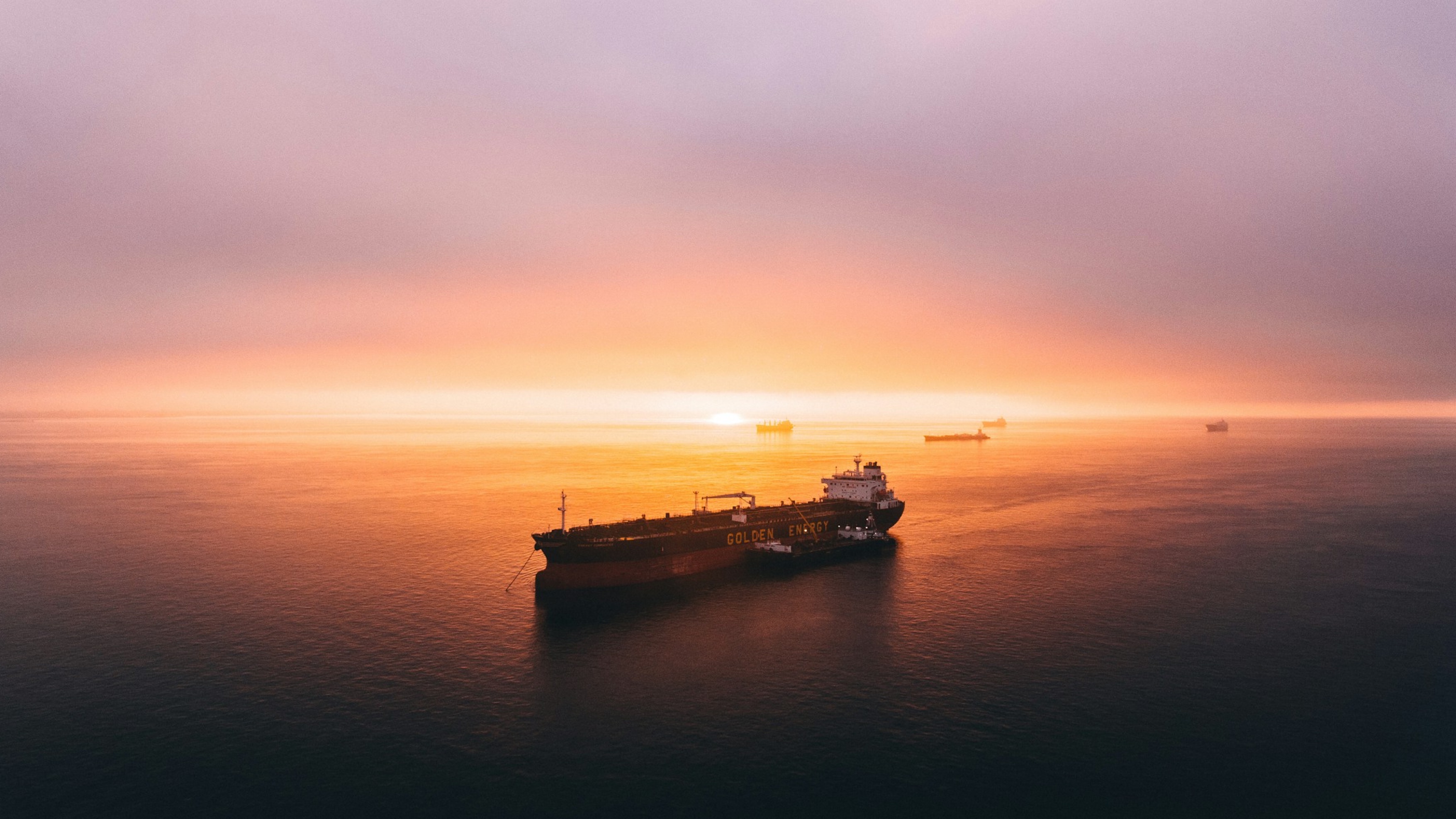 Oil Tankers Break Hormuz Blockade Amid US-Iran Talks